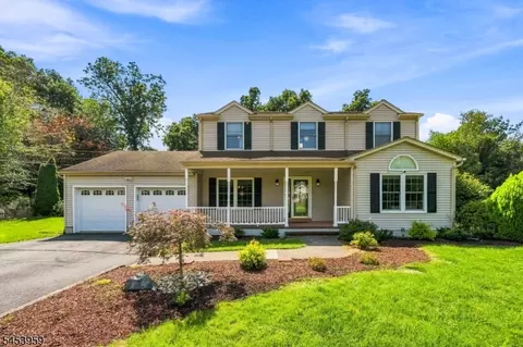 18 Lauren Ct, Stanhope, NJ 07874