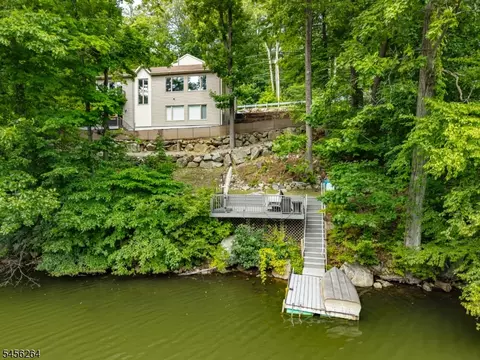 42 W Shore Dr, Vernon, NJ 07462