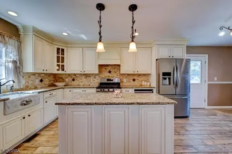 Kitchen - 416 Giles Ave, Middlesex, NJ 08846 photo 3 of 4