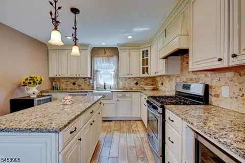 Kitchen - 416 Giles Ave, Middlesex, NJ 08846 photo 2 of 4