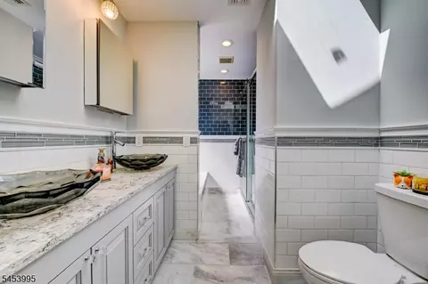 Bath - 416 Giles Ave, Middlesex, NJ 08846 photo 2 of 4