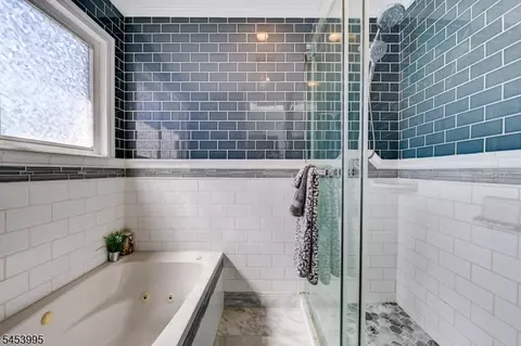 Bath - 416 Giles Ave, Middlesex, NJ 08846 photo 3 of 4