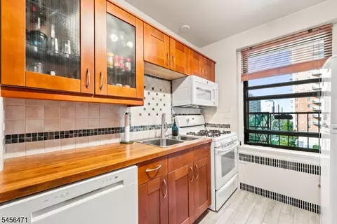 Kitchen - 100 Prospect Ave #4C, Hackensack, NJ 07601 photo 3 of 3