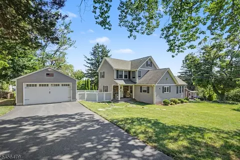 6 Landing Trl, Denville, NJ 07834