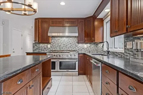 Kitchen - 1460 Alps Rd, Wayne, NJ 07470 photo 4 of 7