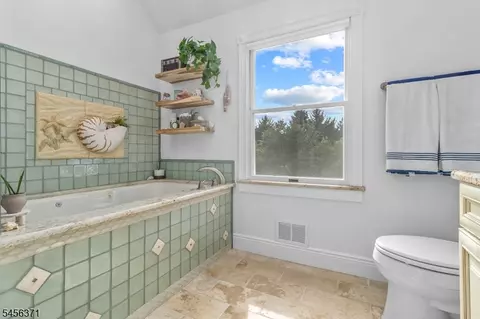Bath - 20 Stonebridge Rd, Hampton, NJ 08827 photo 2 of 3