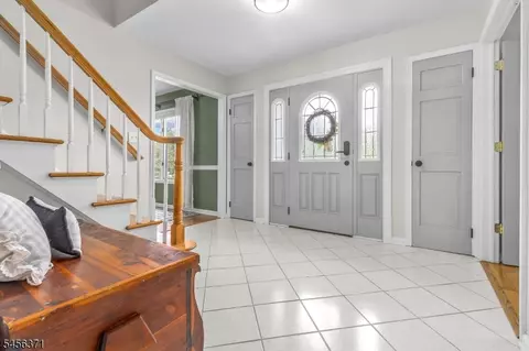 Entry Way - 20 Stonebridge Rd, Hampton, NJ 08827 photo 2 of 3