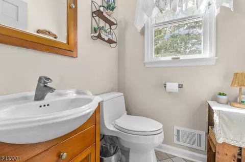 Bath - 20 Stonebridge Rd, Hampton, NJ 08827 photo 1 of 3