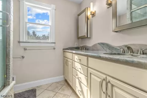 Bath - 20 Stonebridge Rd, Hampton, NJ 08827 photo 3 of 3