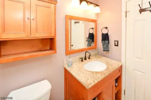 Bath - 27 Tanager Ct, Wayne, NJ 07470 photo 2 of 4