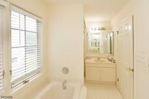 Bath - 27 Tanager Ct, Wayne, NJ 07470 photo 3 of 4