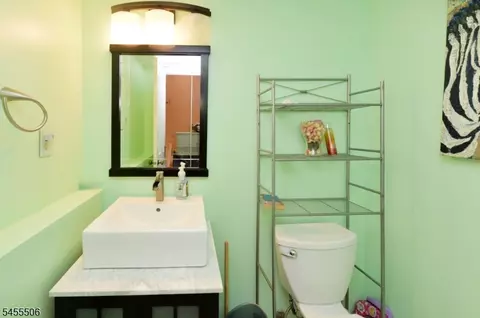 Bath - 27 Tanager Ct, Wayne, NJ 07470 photo 1 of 4