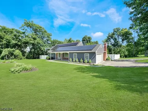 9 Lake Pochung Rd, Sussex, NJ 07461