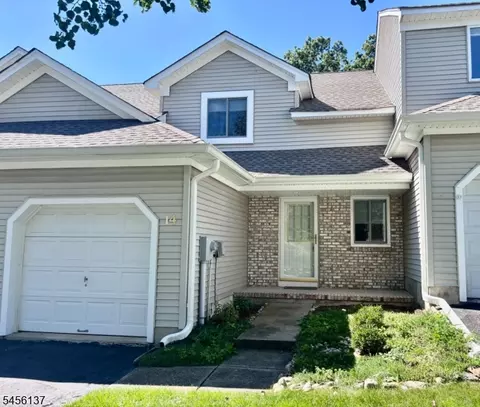 14 Pale Star Ct, Hamburg, NJ 07419