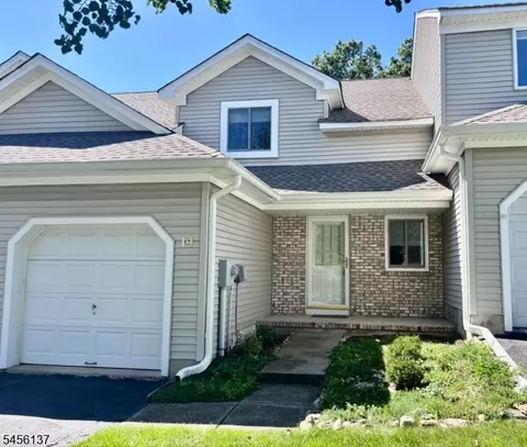 14 Pale Star Ct, Hamburg, NJ 07419