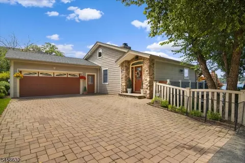 5 Lee Dr, Mount Arlington, NJ 07856