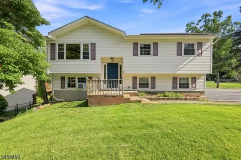 105 Leland Trl, Hopatcong, NJ 07843