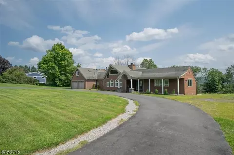 11 Summit Dr, Branchville, NJ 07826
