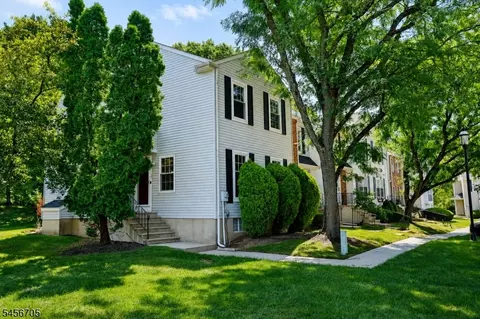20 Delikat Ln, Sayreville, NJ 08872