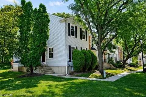 20 Delikat Ln, Sayreville, NJ 08872