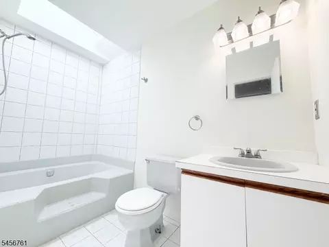Bath - 31 Lockley Ct, Wayne, NJ 07470 photo 2 of 3