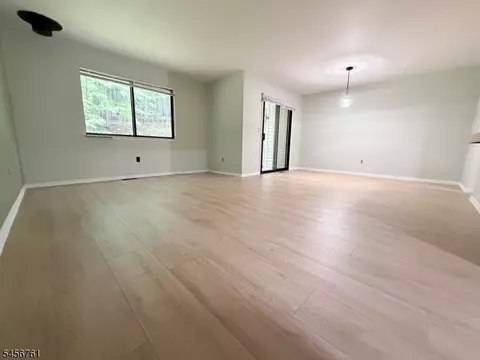 Living - 31 Lockley Ct, Wayne, NJ 07470 photo 1 of 3