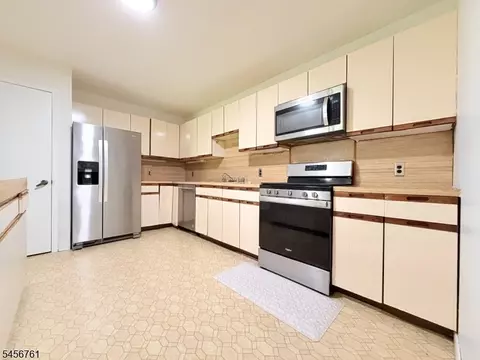 Kitchen - 31 Lockley Ct, Wayne, NJ 07470 photo 1 of 1