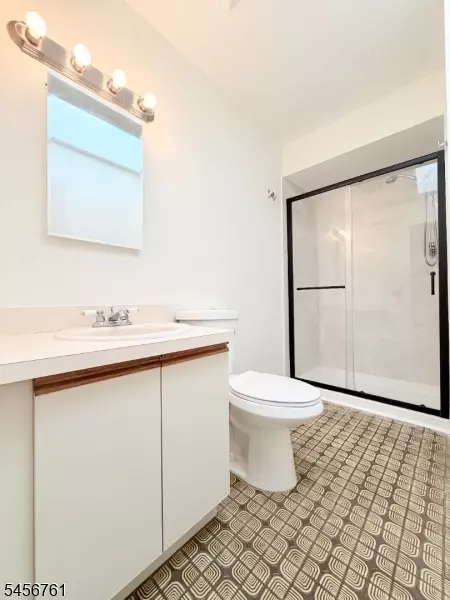 Bath - 31 Lockley Ct, Wayne, NJ 07470 photo 1 of 3
