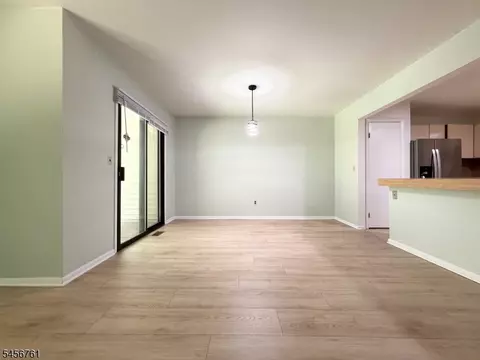 Living - 31 Lockley Ct, Wayne, NJ 07470 photo 2 of 3