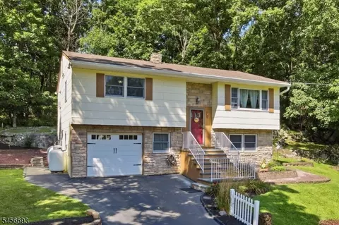 25 Elm Tree Rd, Highland Lakes, NJ 07422