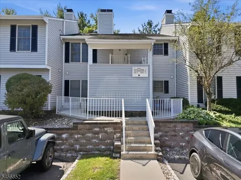 410 Ferncrest Ct, Three Bridges, NJ 08887