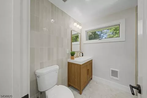 Bath - 19 Ferndale Rd, Wayne, NJ 07470 photo 1 of 3