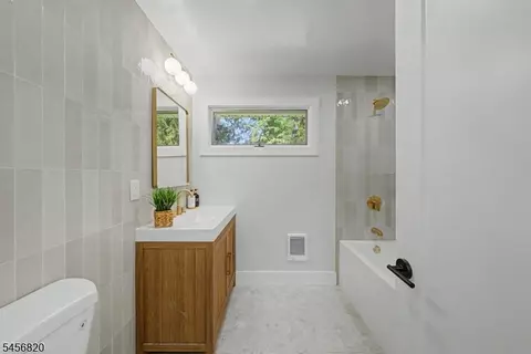 Bath - 19 Ferndale Rd, Wayne, NJ 07470 photo 2 of 3
