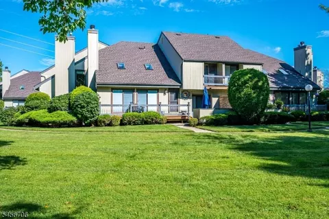 39 Sherborne St, Somerset, NJ 08873