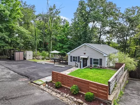 51 Roosevelt Trl, Hopatcong, NJ 07843