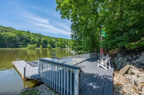 38 Oneida Ave, Hopatcong, NJ 07843