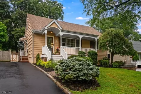 15 Oak Ln, Verona, NJ 07044