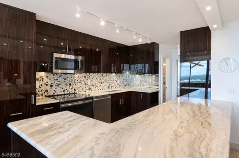 1 Claridge Dr #1025, Verona, NJ 07044