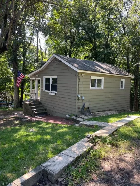 28 Harvard Trl, Hopatcong, NJ 07843