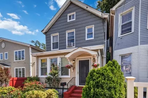 12 Maple St, Garfield, NJ 07026