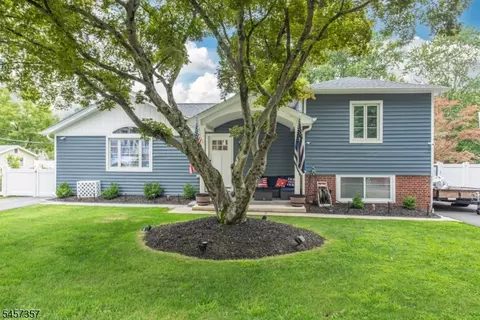 18 Clover Pl, Mine Hill, NJ 07803