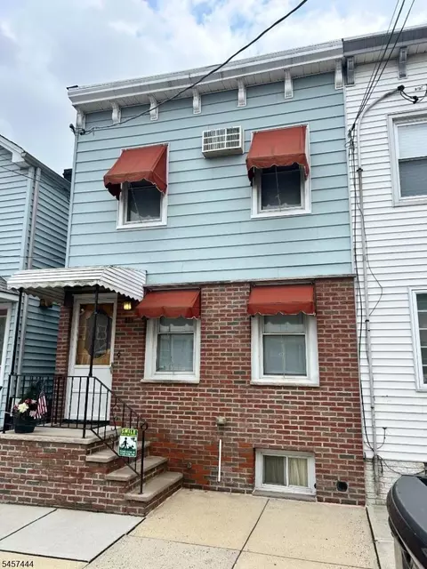63 12 Garrison St, Newark, NJ 07105