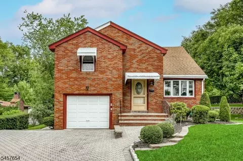 105 Arnot Pl, Paramus, NJ 07652