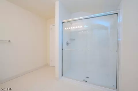 Bath - 9 Evans Ct, Bedminster, NJ 07921 photo 4 of 5