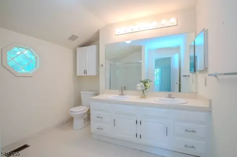 Bath - 9 Evans Ct, Bedminster, NJ 07921 photo 2 of 5