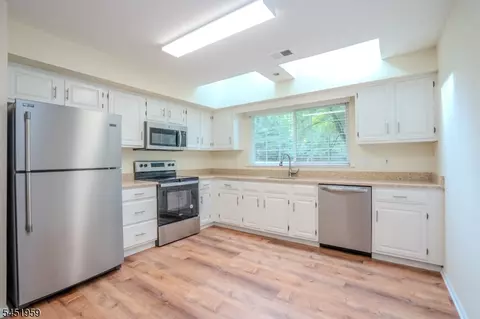 Kitchen - 9 Evans Ct, Bedminster, NJ 07921 photo 2 of 3