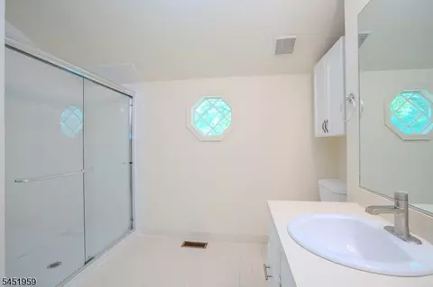 Bath - 9 Evans Ct, Bedminster, NJ 07921 photo 3 of 5