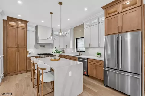 229 East Ln, Clark, NJ 07066