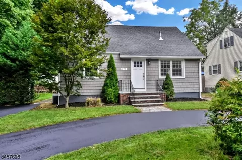 475 Goffle Rd, Wyckoff, NJ 07481