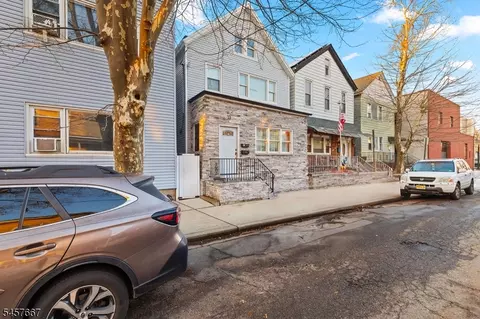 13 Meadow St, Bayonne, NJ 07002